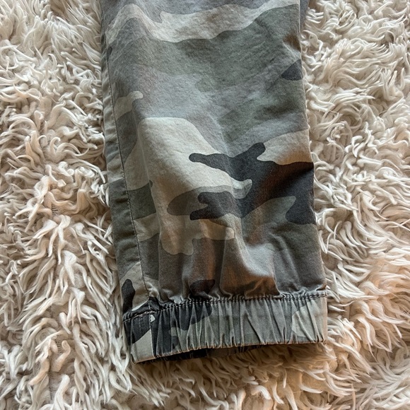 American Eagle Grey Camo Cargo Jean - Picture 7 of 13